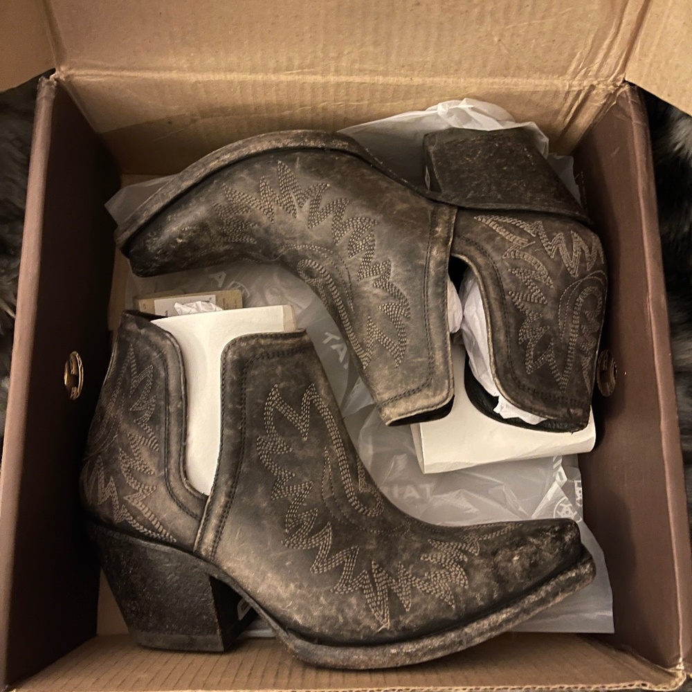 Ariat women’s size 10 Dixon bootie